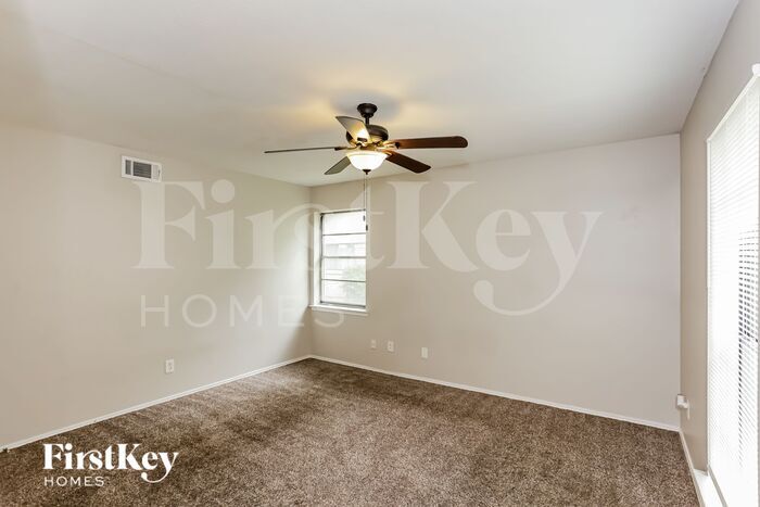 Building Photo - 3923 Treeline Dr