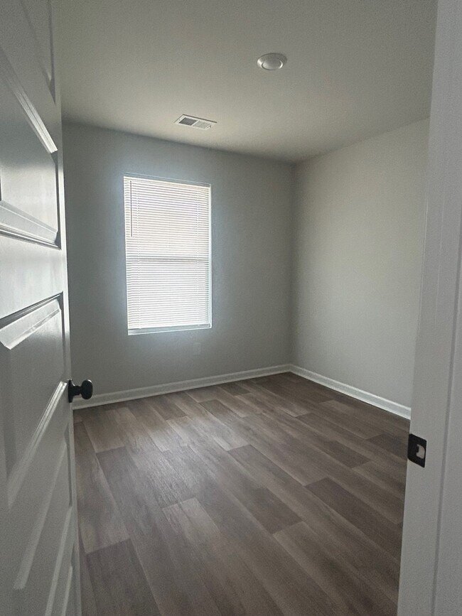 Building Photo - 1745 King Oaks Lp