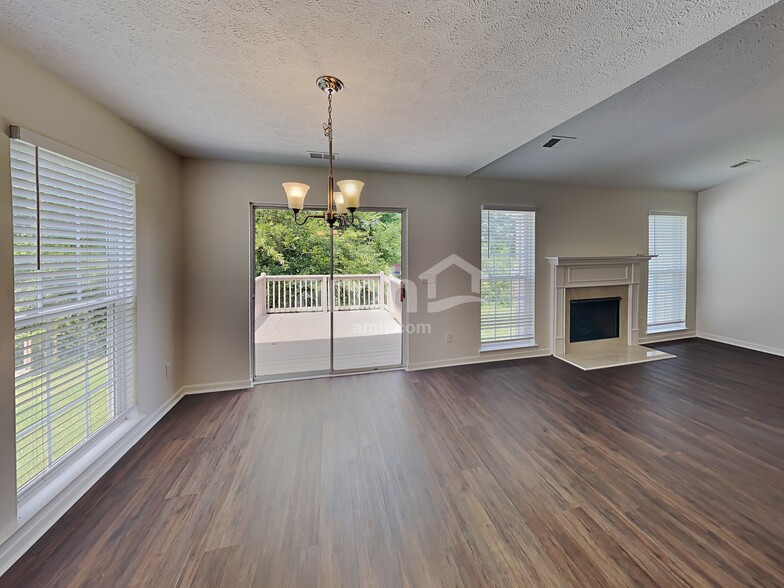 Building Photo - 419 Creekside Ln