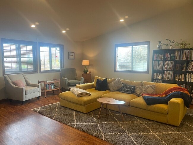 Building Photo - Lovely Single Level Holmes Harbor Home!