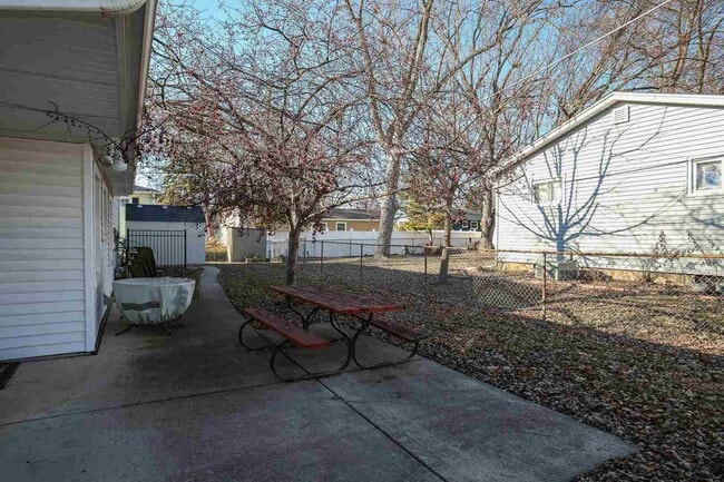 Building Photo - 1705 Elmwood Dr