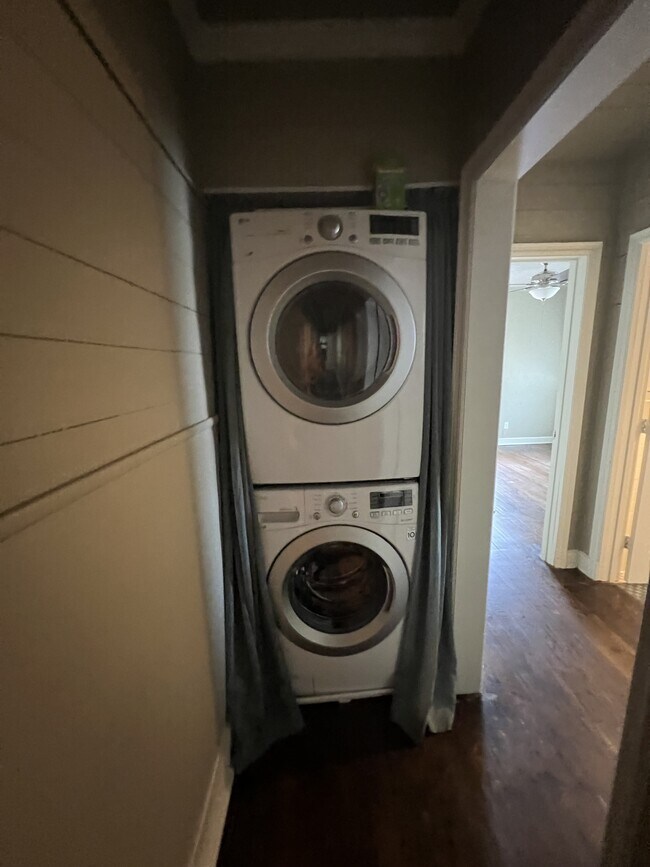 Building Photo - 300 W Dexter Dr