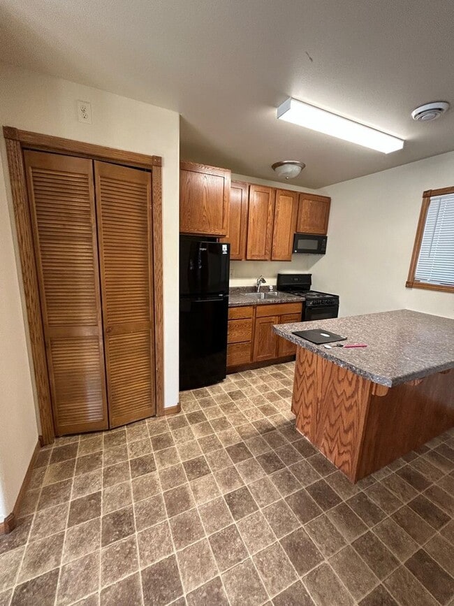 Building Photo - 122 Main St E