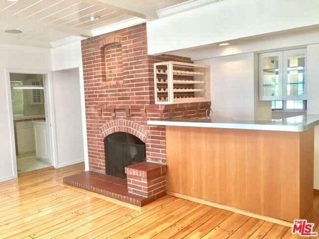 Building Photo - 4031 Hollyline Ave