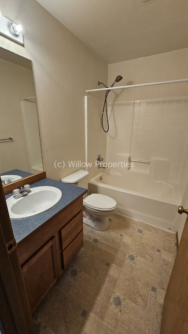 Building Photo - Beautiful NW Landing Home
