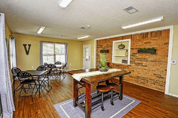 Building Photo - 417 E Main St