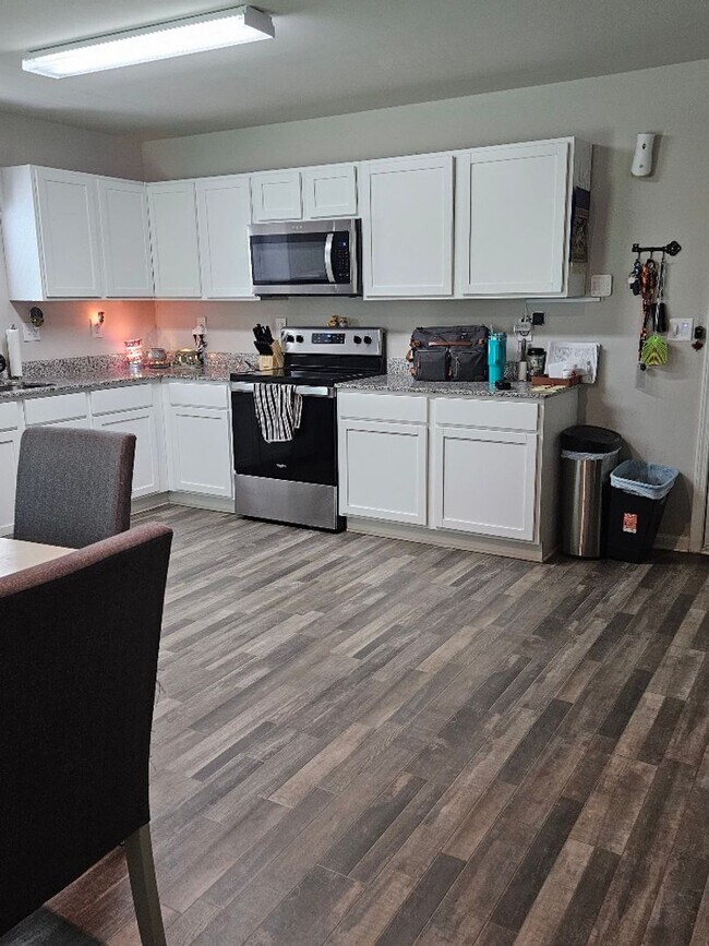 Building Photo - 3 Bedroom, 2.5 Bath two story home in High...