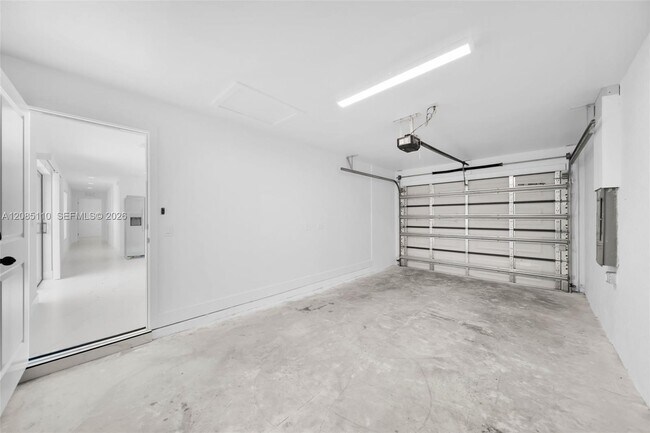 Building Photo - 4987 Fairway Ct