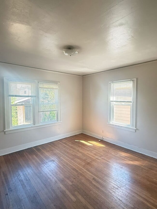 Building Photo - Spacious 5-Bedroom Home near WWU!
