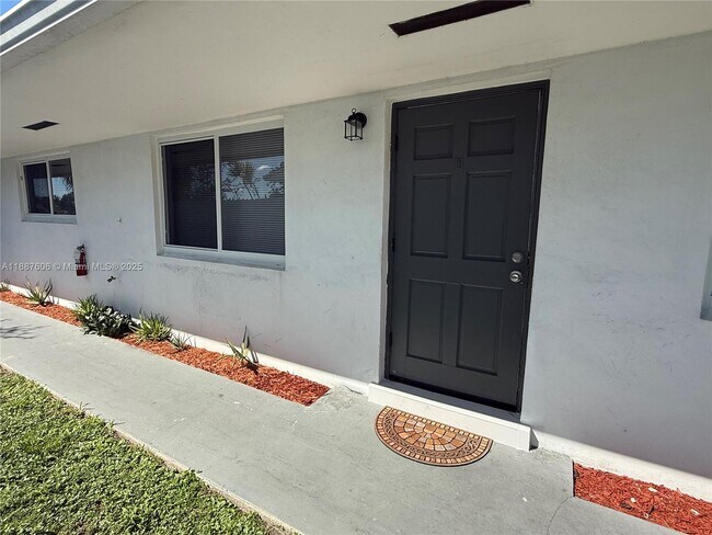 Building Photo - 842 SW 2nd St