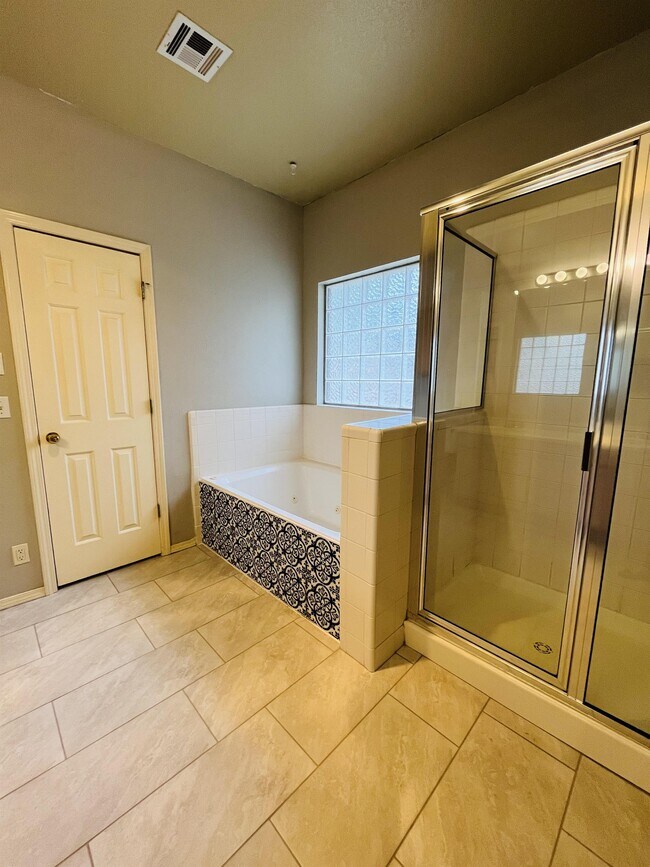 Building Photo - 1718 Windhill Ave