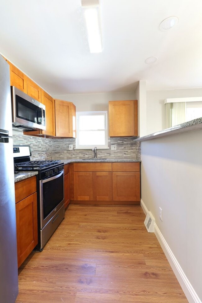 Building Photo - ??? RECENTLY UPDATED, 2 BEDROOMS AND 3 BAT...
