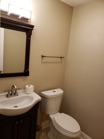 Building Photo - 2128 Rugen Rd