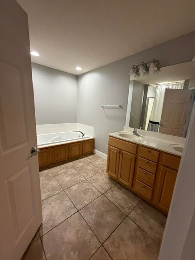 Building Photo - 410 Goldenrod Dr