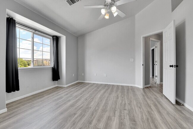 Building Photo - $2,000 - 2 Bed, 2 Bath Updated Townhome in...