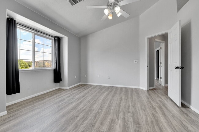 Building Photo - $2,100 - 2 Bed, 2 Bath Updated Townhome in...