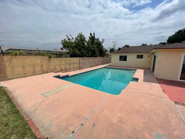 Building Photo - 8809 Valjean Ave