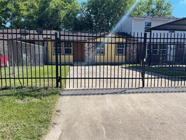 Building Photo - 7886 Locksley Rd