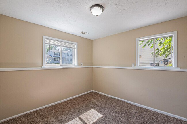 Building Photo - 4434 E Willoughby Rd