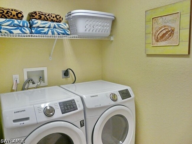 Building Photo - 264 Castaways St