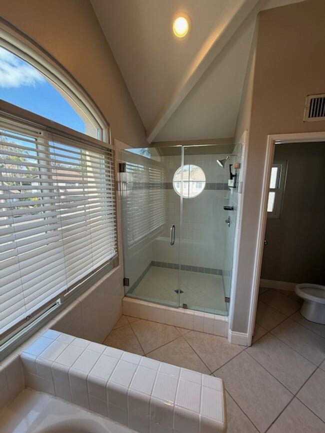 Building Photo - 4 bed / 2.5 bath plus large loft/family ro...
