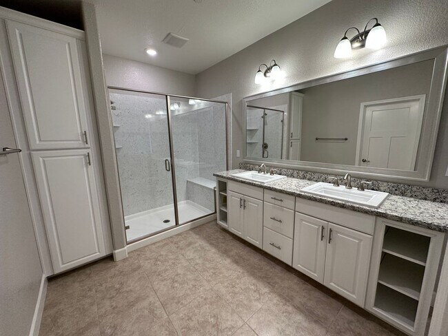 Building Photo - 1561 Osborn Dr
