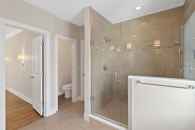 Building Photo - OAKLEY - Stunning executive tudor