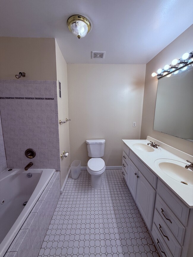 Ensuite - 325 T St NW