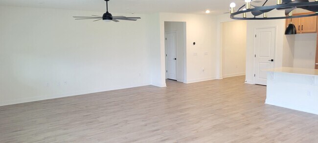 Building Photo - 214 Santos Ln