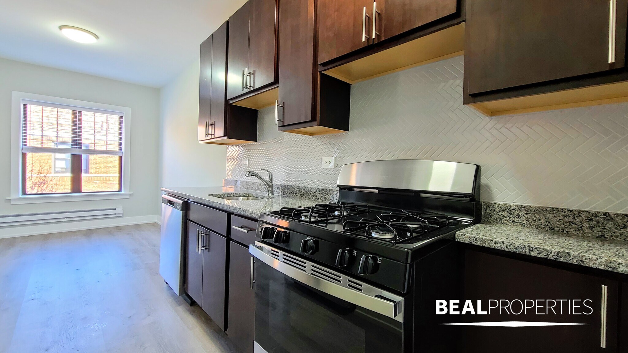 Building Photo - 622 W Cornelia Ave