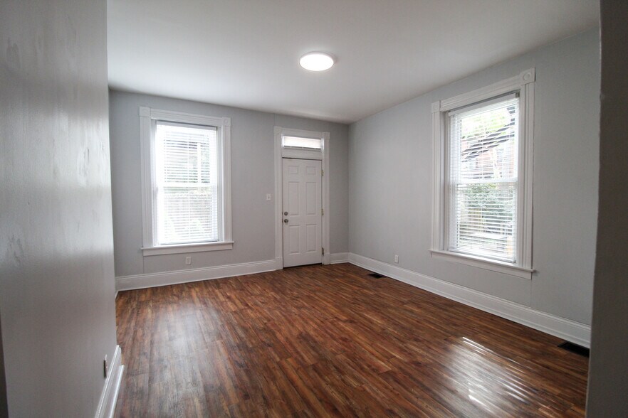Bedroom - 421 Hopkins St