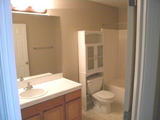 Building Photo - Excellent Location! 3 br 2.5 bth - Walking...