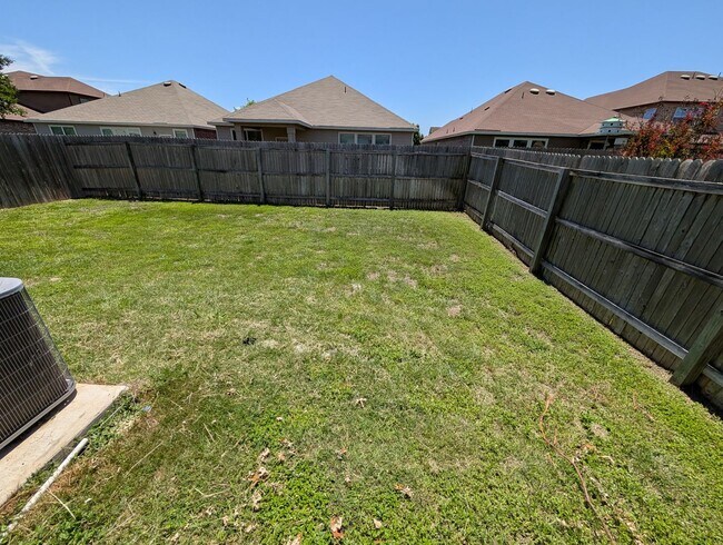 Building Photo - 4/2 in West Village at Creekside / Fenced ...