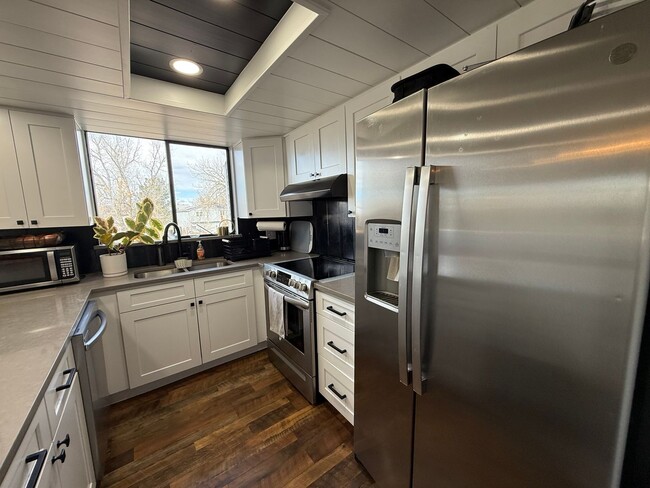 Building Photo - Welcome home to this beautifully updated townhome in the highly desirable Chesapeake Bay community!