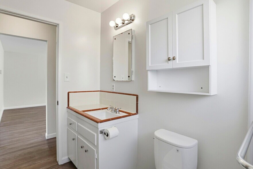 Building Photo - 2105 Royal Dr