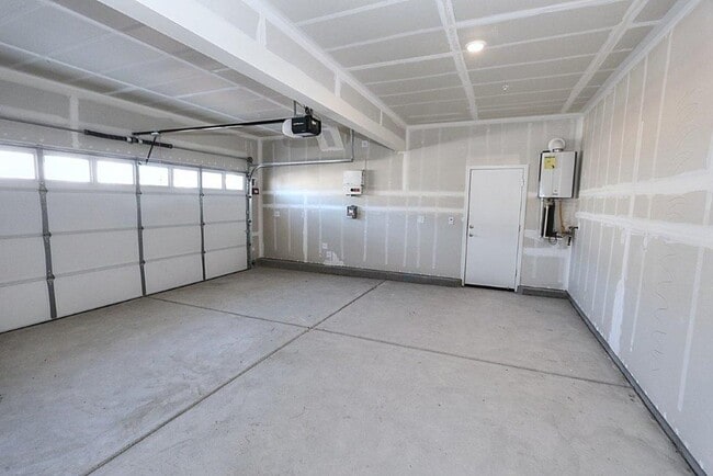 Building Photo - Beautiful Lincoln Home Available in May!