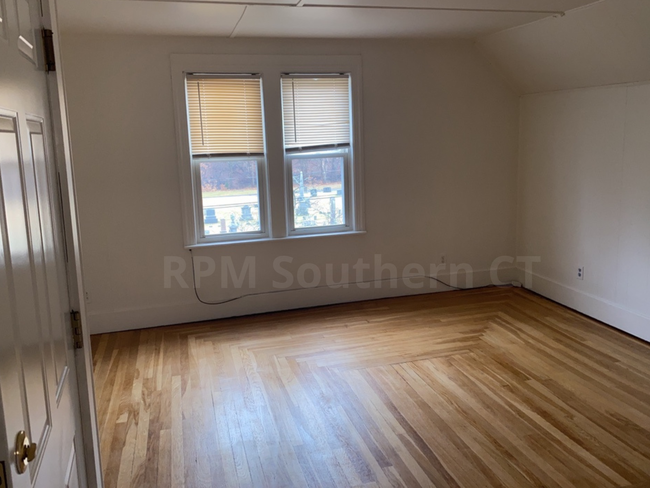 Building Photo - 2 Bedroom | 3rd Fl | Near Downtown Seymour