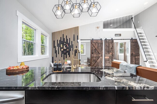 Building Photo - 288 Stonewall Road-SI ID1055518P