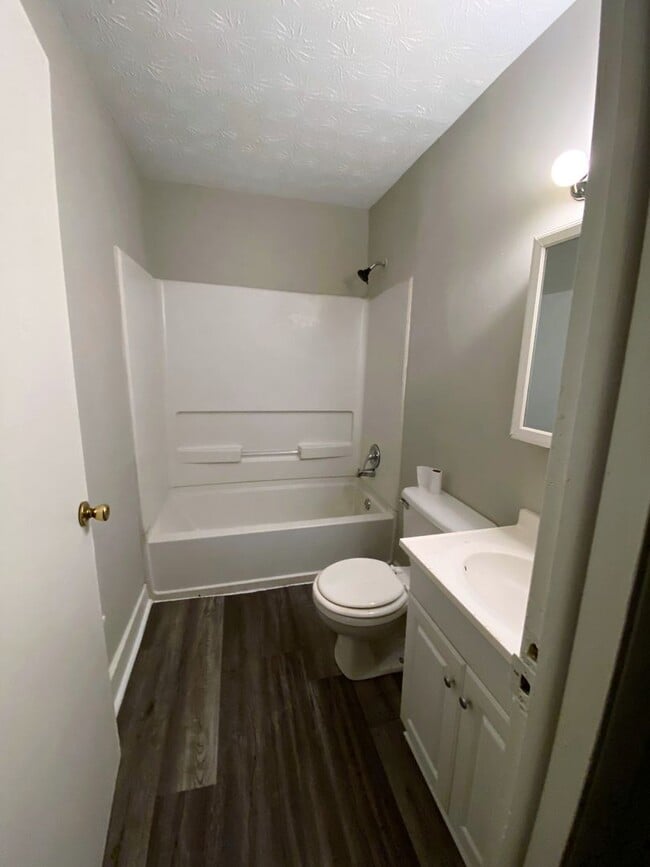 Building Photo - Cat Friendly 1 Bedroom Apartment!