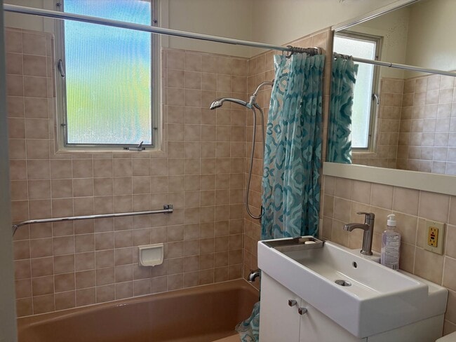 Building Photo - Lovingly Maintained 3 Bed, 2 Bath Home in the Circles