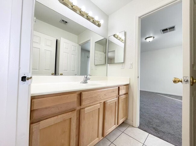 Building Photo - Comfortable  two story single house