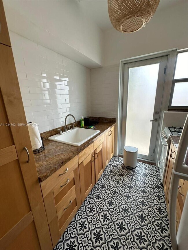 Building Photo - 1840 James Ave