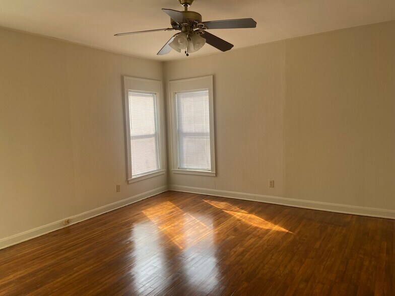 Building Photo - 147 E Elmwood St