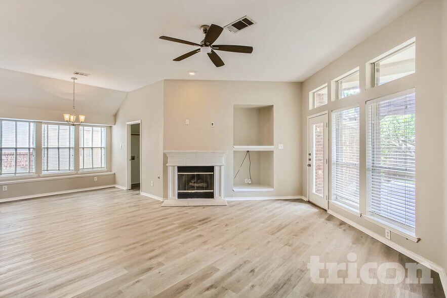 Building Photo - 2075 Crestlake Dr