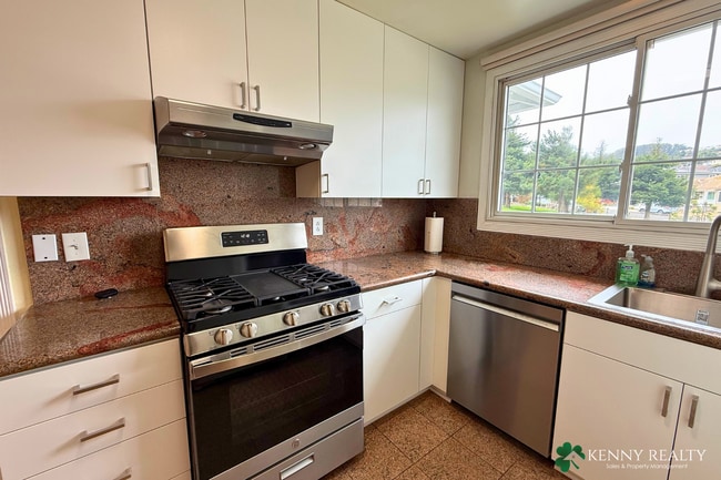 Building Photo - 136 Rosewood Way