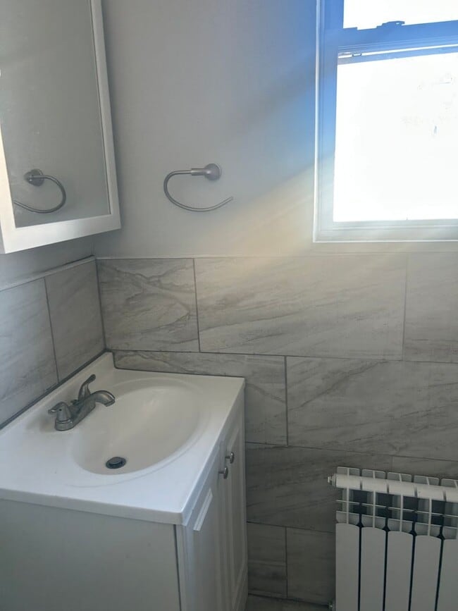 Building Photo - 3BR 1,5 bath Only with 3 Br pha voucher