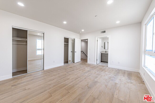 Building Photo - 5436 Romaine St