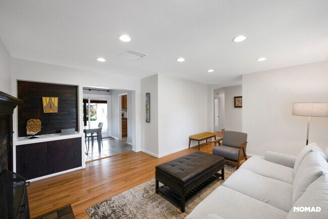 Building Photo - Spacious 4BR House in South Denver