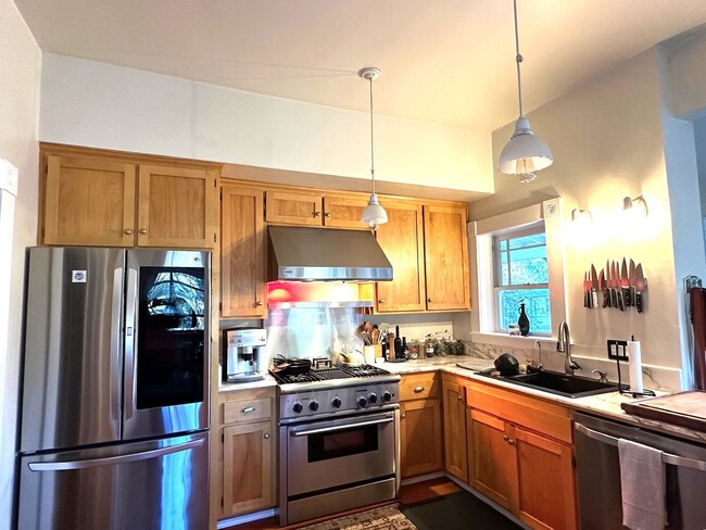 Building Photo - Vintage Home, furnished and upgraded: Occi...