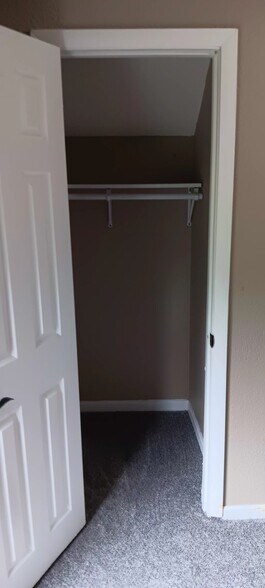 CLOSET - 919 12th Ave NE